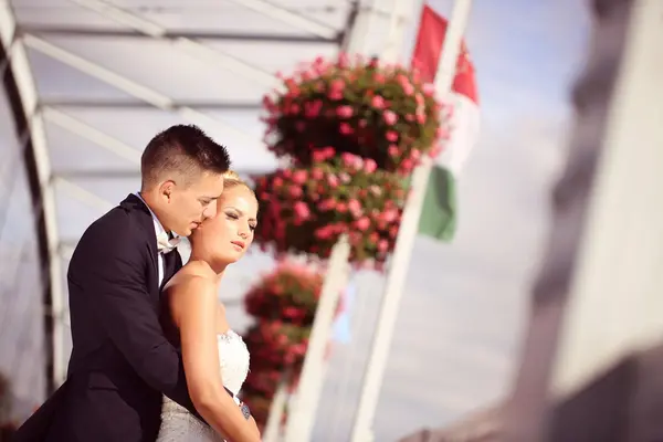 Noiva e noivo em uma ponte metálica — Fotografia de Stock