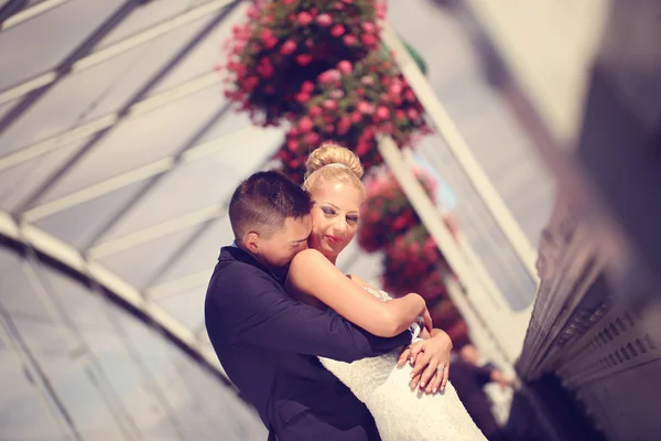 Mariée et marié sur un pont métallique — Photo