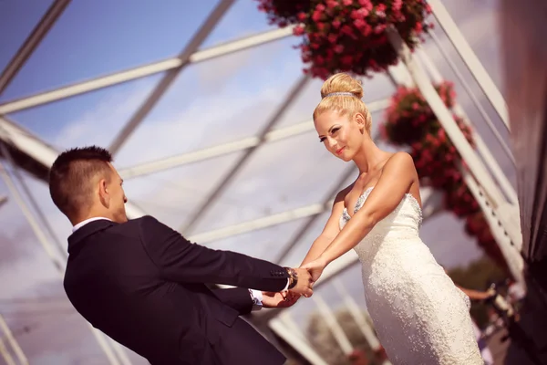 Novia y novio en un puente metálico — Foto de Stock