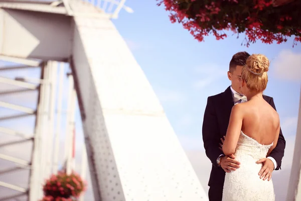 Noiva e noivo em uma ponte metálica — Fotografia de Stock