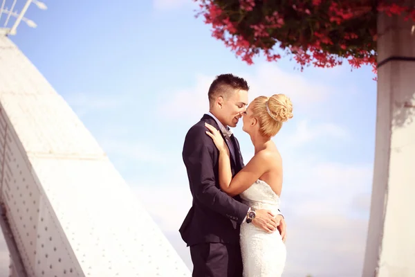 Mariée et marié sur un pont métallique — Photo