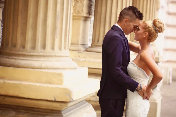 Braut und Bräutigam am Hochzeitstag — Stockfoto