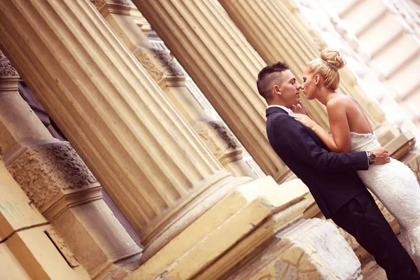 Bride and groom on their wedding day — Stock Photo, Image