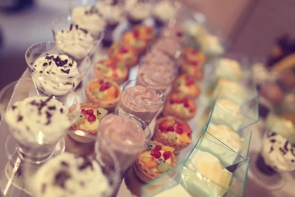 Вкусные мини-десерты на столе — стоковое фото