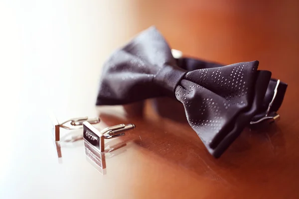 Elegante en bijzondere bowtie en knoppen voor een man — Stockfoto