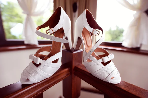 Gelin için güzel beyaz sandaletler — Stok fotoğraf