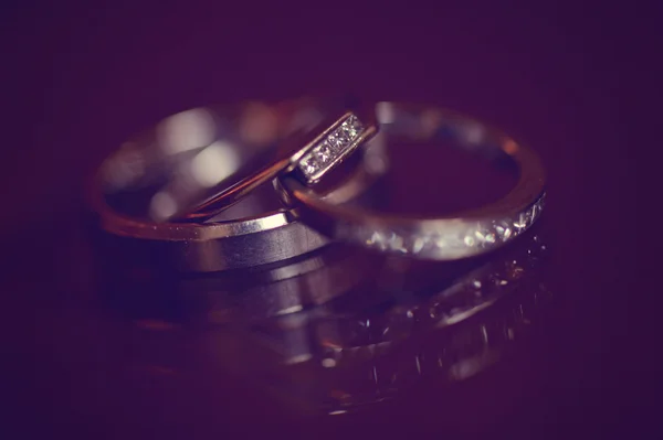 Wedding rings on table — Stock Photo, Image