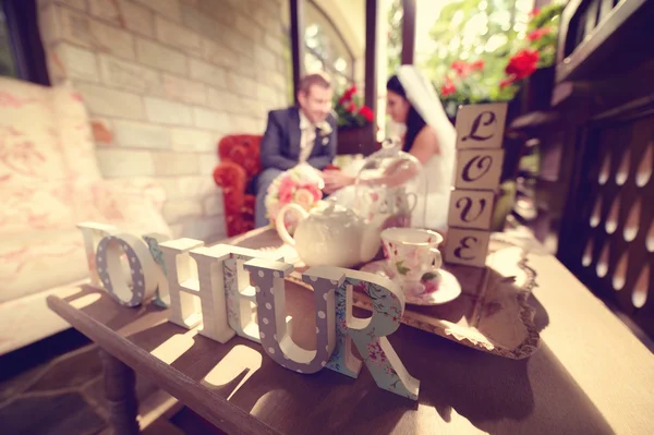 Nevěsta a ženich v krásně vyzdobeném pokoji — Stock fotografie
