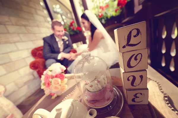Noiva e noivo em um quarto lindamente decorado — Fotografia de Stock
