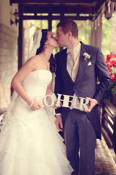 Bruden och brudgummen i ett vackert inredda rum — Stockfoto