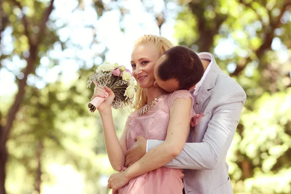 Hermosa pareja celebrando en el parque — Foto de Stock