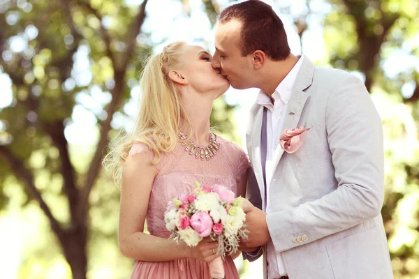 Belo casal comemorando no parque — Fotografia de Stock