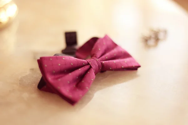 Nœud papillon rose sur la table — Photo