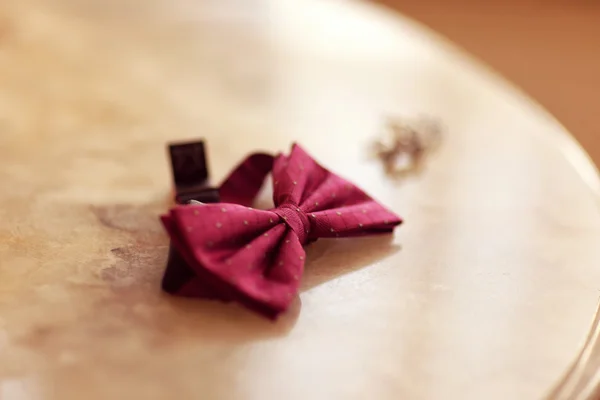 Różowy bowtie na stole — Zdjęcie stockowe