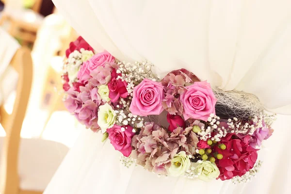 Schön dekorierte Hochzeitsblumen mit Stuhl — Stockfoto