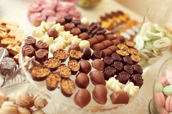 Heerlijke kleine pralines en chocolade — Stockfoto