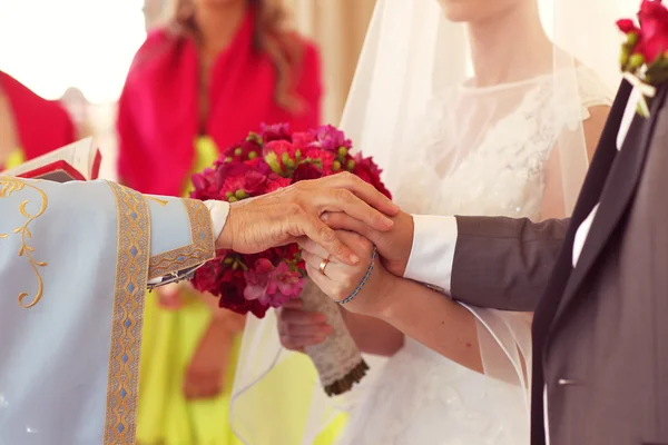 Paar heiratet am Altar — Stockfoto