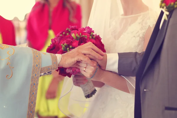 Casal se casar no altar — Fotografia de Stock