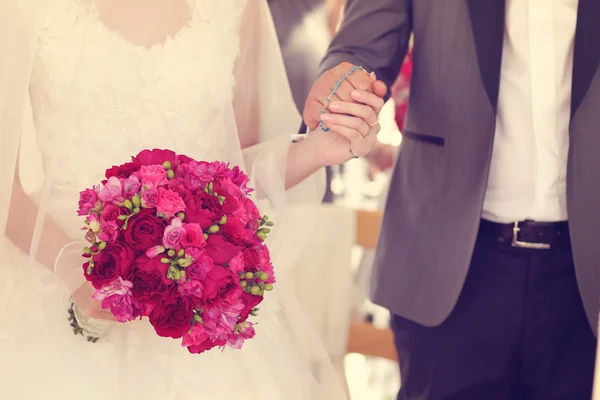 Noiva segurando buquê de casamento rosa — Fotografia de Stock