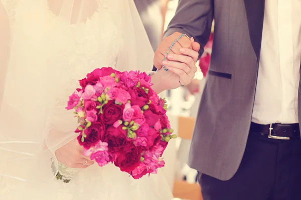 Bride holding pink wedding bouquet — Stock Photo, Image