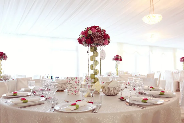 Mesa de casamento lindamente decorado — Fotografia de Stock