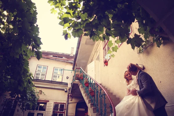 Bride and groom on stairs — Stock Photo, Image