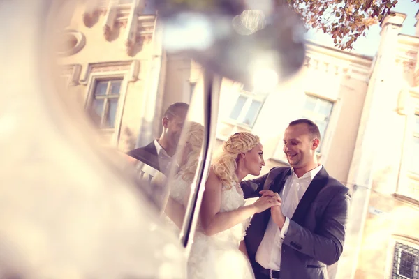 Bride and groom near a car — Stock Photo, Image