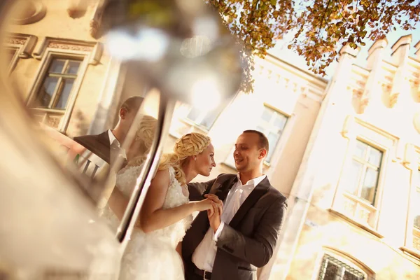 Bride and groom near a car — Stock Photo, Image