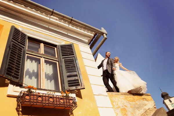 Sposa e sposo vicino alla grande casa — Foto Stock