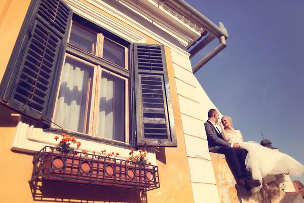 Bride and groom near big house — Stock Photo, Image