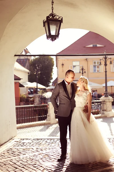 Damat gelini holding — Stok fotoğraf