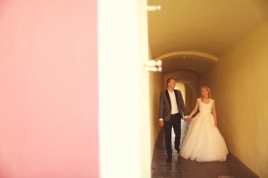 Gelin ve damat sarı bir tünelde