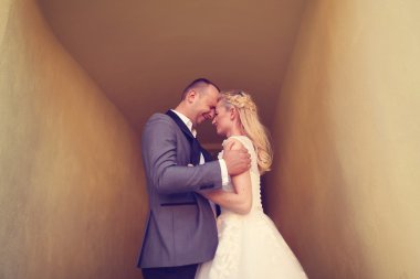 Gelin ve damat sarı bir tünelde