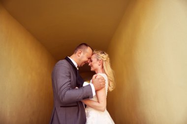 Gelin ve damat sarı bir tünelde