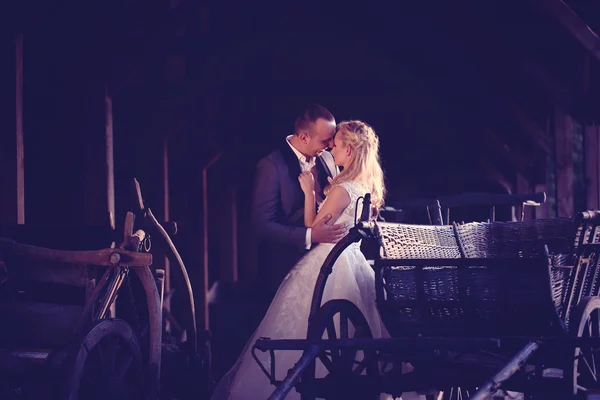 Bruid en bruidegom in de buurt van vervoer — Stockfoto