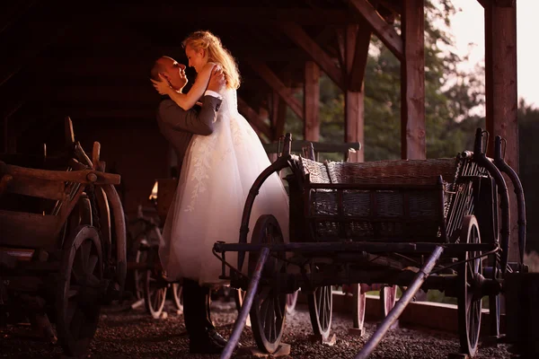 Жених и невеста возле кареты — стоковое фото