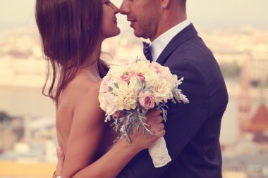 Gelin ve damat kucaklayan detayını. Güzel düğün buket tutan gelin