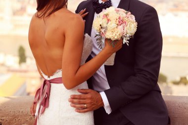 Gelin ve damat kucaklayan detayını. Güzel düğün buket tutan gelin