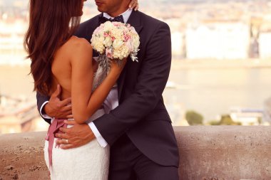 Gelin ve damat kucaklayan detayını. Güzel düğün buket tutan gelin