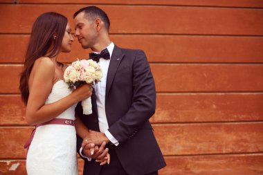 Gelin ve damat şehirde elele