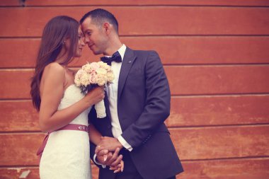 Gelin ve damat şehirde elele