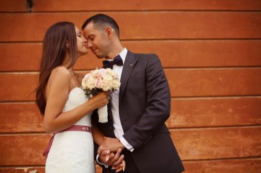 Gelin ve damat şehirde elele