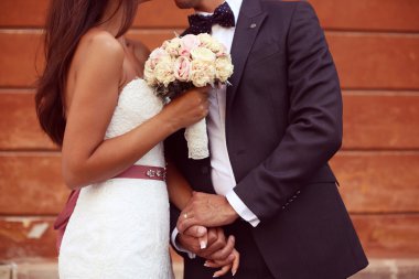 Gelin ve damat şehirde elele