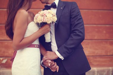 Gelin ve damat şehirde elele