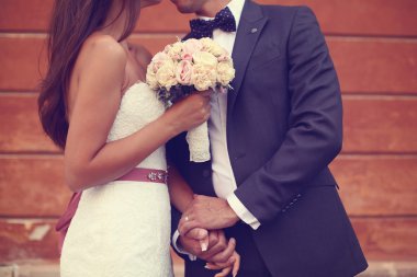 Gelin ve damat şehirde elele