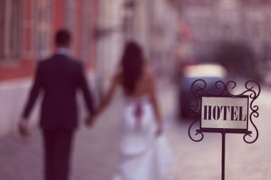Eski otel işarete gelin ve damat içinde belgili tanımlık geçmiş ile siluetleri