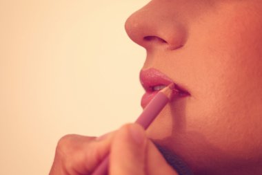 Elinde güzel kadına ruj uygulama sanatçı makyaj