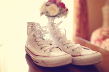 Düğün buketi içinde belgili tanımlık geçmiş ile beyaz sakız Ayakkabı