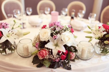 Düğün masa çiçekleri ile dekore edilmiş