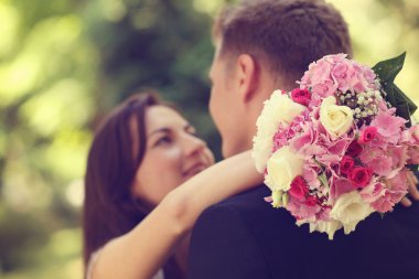 Parkta kucaklayan güzel Çift